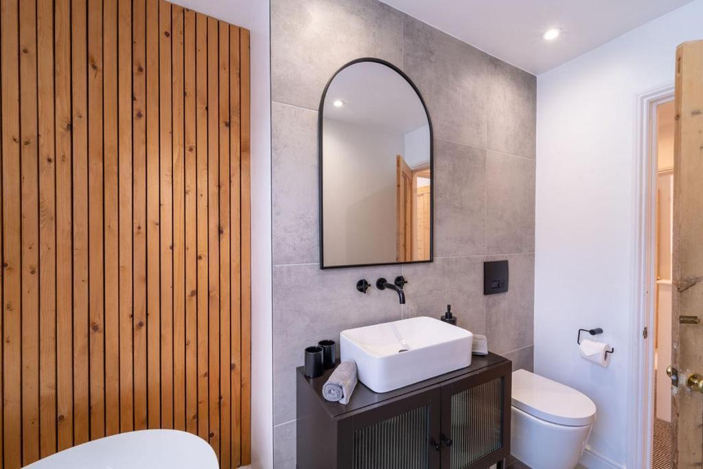 Elegant 3 Bedroom Home In The Centre Of Cheltenham Ngoại thất bức ảnh