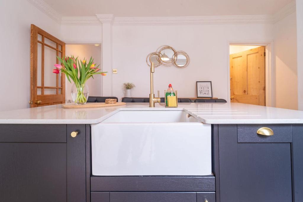 Elegant 3 Bedroom Home In The Centre Of Cheltenham Ngoại thất bức ảnh