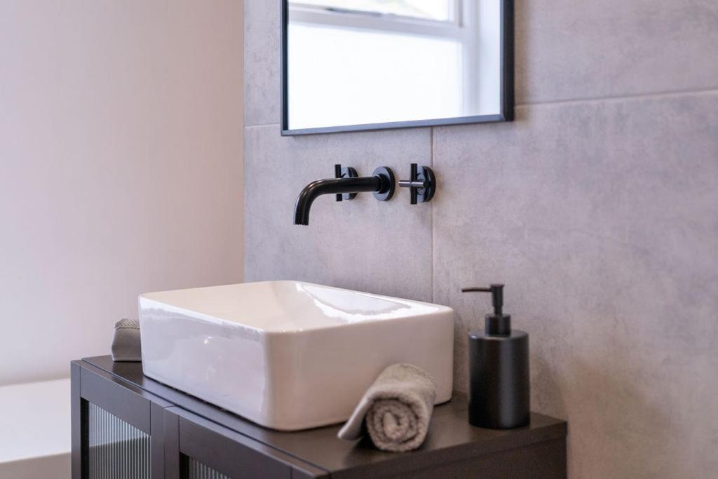 Elegant 3 Bedroom Home In The Centre Of Cheltenham Ngoại thất bức ảnh