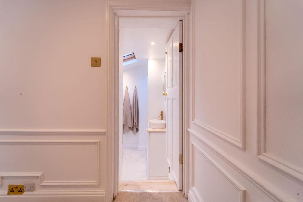 Elegant 3 Bedroom Home In The Centre Of Cheltenham Ngoại thất bức ảnh