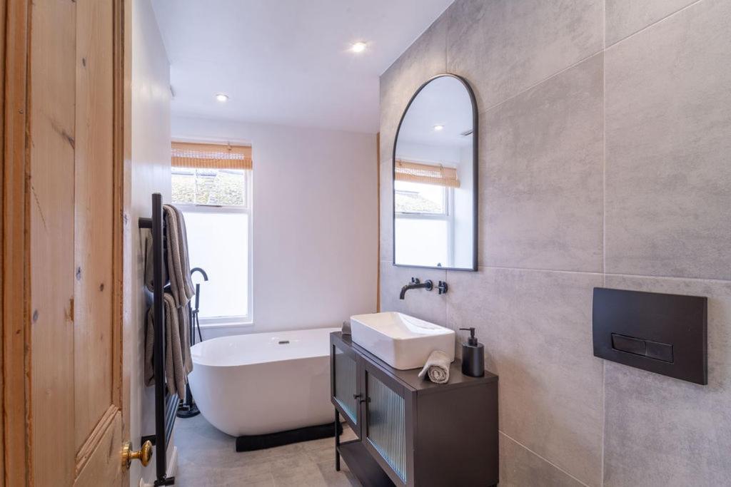 Elegant 3 Bedroom Home In The Centre Of Cheltenham Ngoại thất bức ảnh